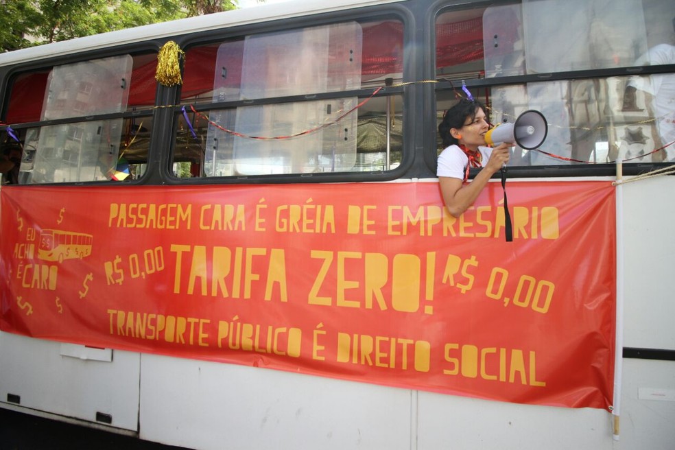 Tarifa zero é uma das propostas do bloco Eu Acho é Caro, que desfilou no recife, nesta sexta-feira (26) (Foto: Marlon Costa/Pernambuco Press)