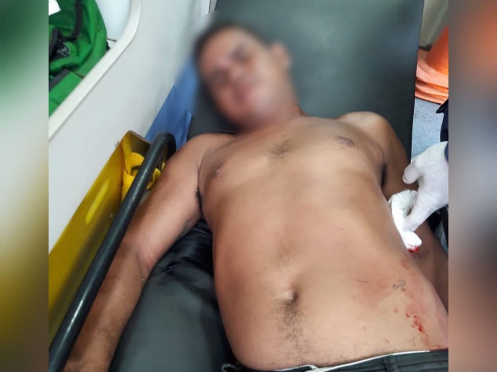 Homem foi golpeado no tÃ³rax e foi levado ao hospital  â€” Foto: ReproduÃ§Ã£o/Redes Sociais