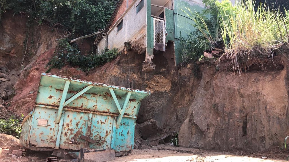 Danos em casa que fica em rua próxima ao local onde prédios desabaram — Foto: Ricardo Abreu/GloboNews