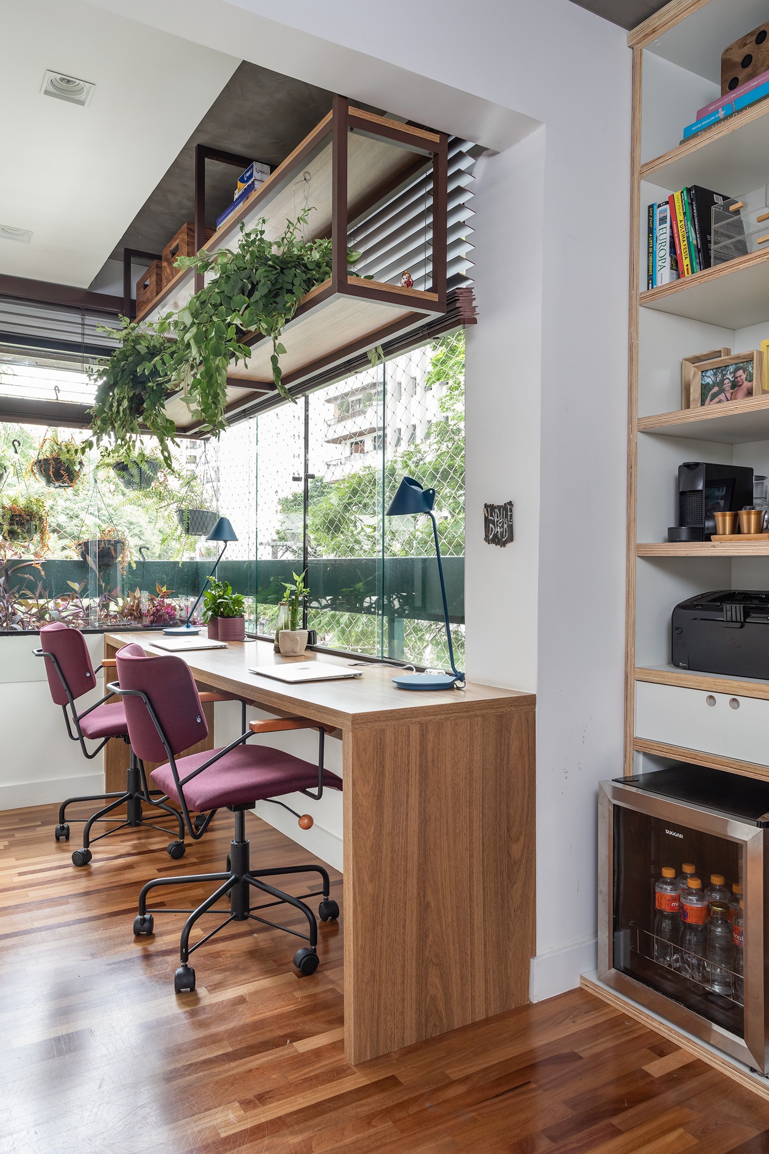  VARANDA | A varanda do quarto foi transformada em um home office. Cadeira é de Fernando Jaeger e luminárias da Lumini (Foto: Evelyn Müller / Divulgação)