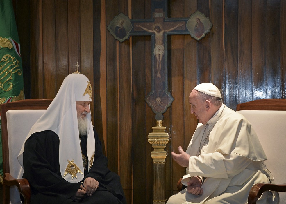 O Papa Francisco e o Patriarca Kirill, líder da Igreja Ortodoxa russa, em um encontro histórico realizado em Cuba em 2016. Francisco decidiu cancelar nova reunião dos dois pelos posicionamentos de Kirill a favor da guerra — Foto: Reuters