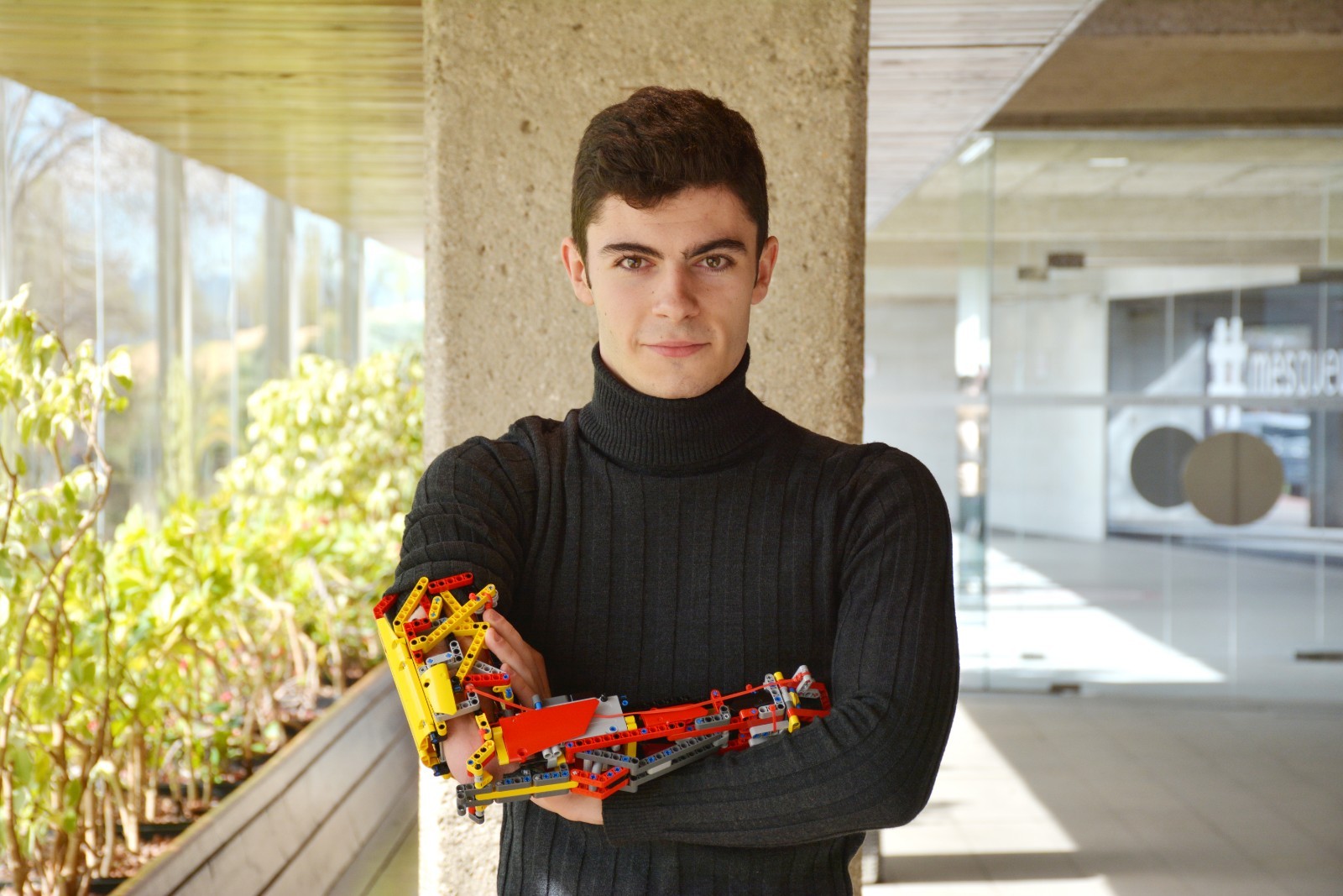 David Aguilar construiu 4 próteses com blocos de Lego  (Foto: Pau Fabregat/ National Géographic)