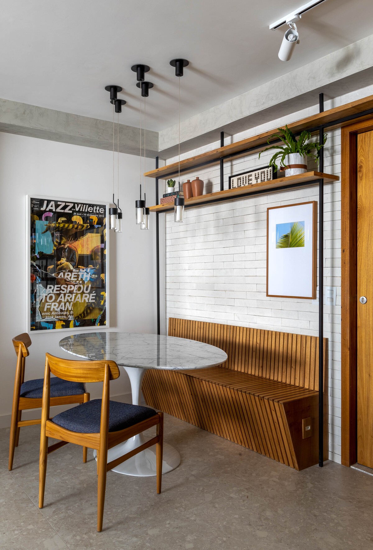 SALA DE JANTAR | A mesa Saarinen dá mais elegância para o estar. O banco foi desenhado pelo escritório e funciona também como baú. Cadeiras são de Fernando Jaeger (Foto: André Nazareth / Divulgação)