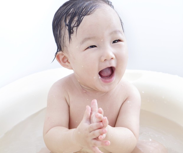 Lavar o cabelo do bebê todos os dias é opção dos pais (Foto: Thinkstock)