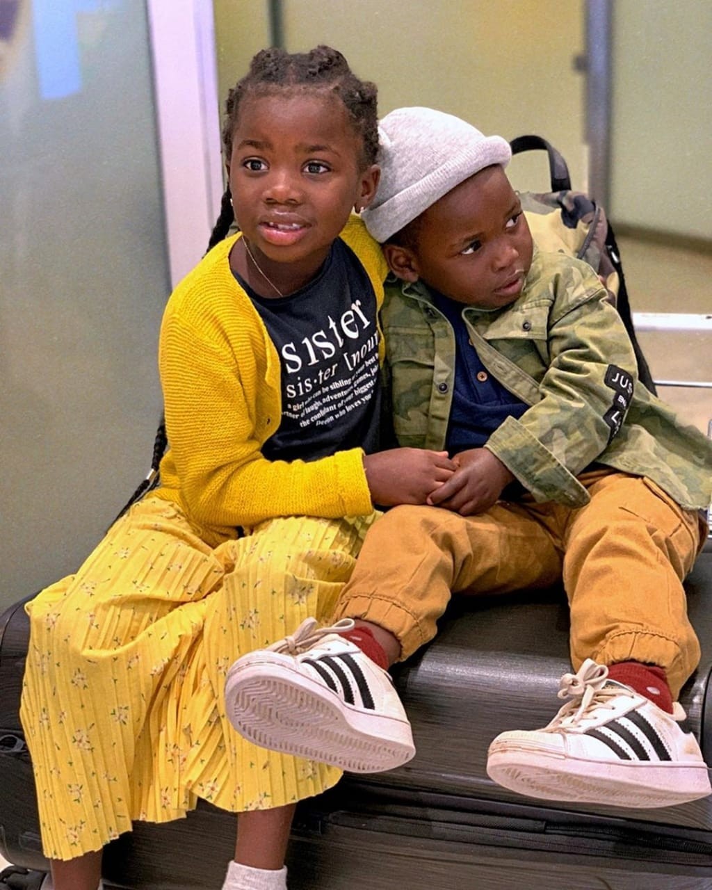 Titi e o irmão Bless: o menino está se "adaptação muito bem", conta a mãe das crianças, Giovanna Ewbank (Foto: Reprodução Instagram)