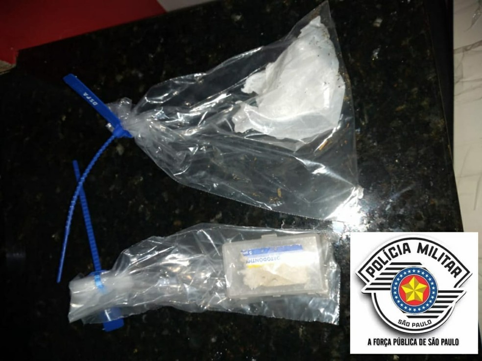 Com um dos rapazes foram encontradas porções de maconha e de cocaína — Foto: Polícia Militar 