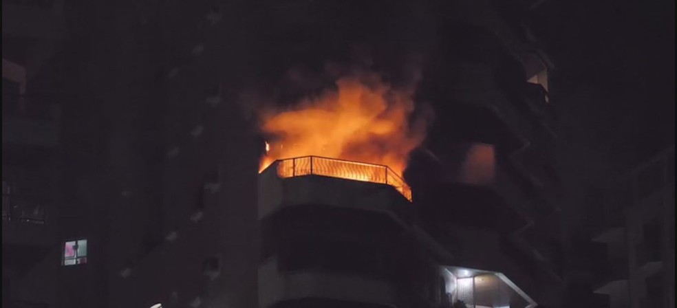 Incêndio atingiu apartamento em Guarujá, no litoral de São Paulo, na noite desta segunda-feira (27) — Foto: Reprodução/Guarujá Mil Grau