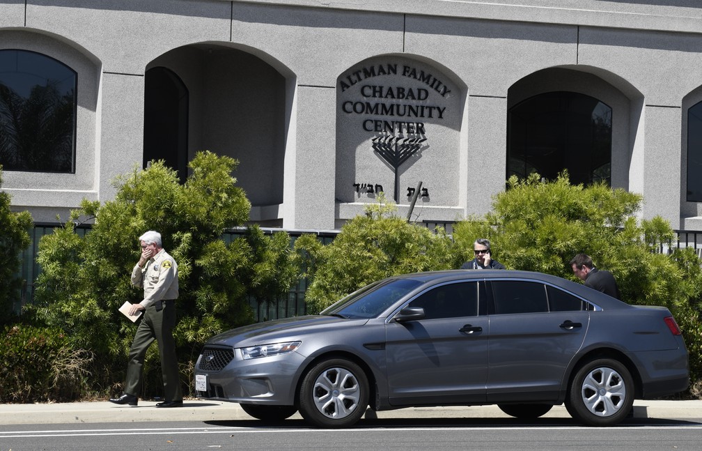 Xerife de San Diego, Bill Gore, passa por sinagoga onde atirador abriu fogo neste sÃ¡bado (27) â€” Foto: Denis Poroy/AP Photo