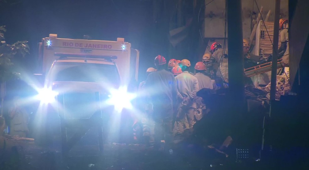 Bombeiros retiram dos escombros o corpo de uma mulher neste sábado (13) — Foto: Reprodução/GloboNews