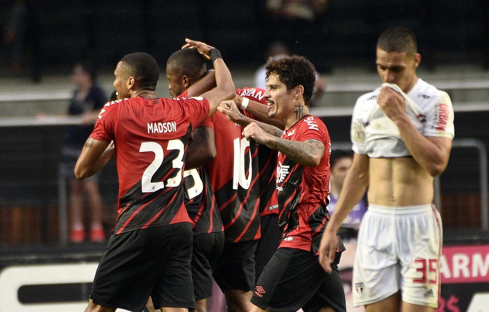 Antony lamenta, enquanto os jogadores do Athletico comemoram gol da vitória — Foto: Marcos Ribolli