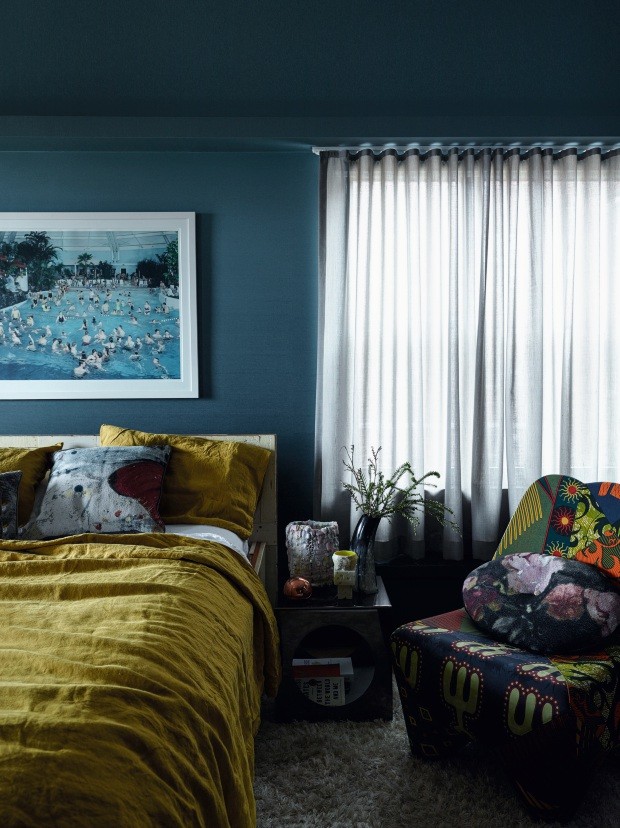 Azul profundo dá tom introspectivo a apartamento (Foto: Martyn Thompson)