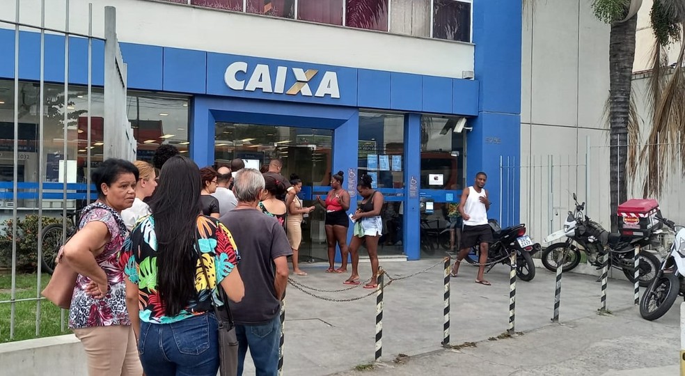 Maioria dos beneficiários do Auxílio Brasil, na fila da agência da Abolição, desconhece regras do empréstimo consignado — Foto: Alba Valéria Mendonça/g1