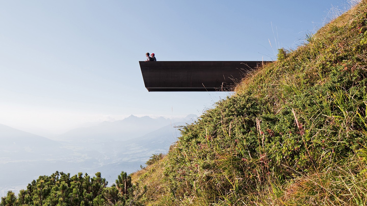 Trilha pelos Alpes austríacos ganha mirantes arquitetônicos para ver as cidades (Foto: Divulgação)