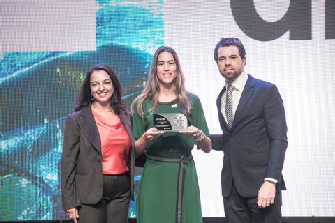 A Ambev saiu vencedora no setor Alimentos e Bebidas: Carla Crippa, Vice-Presidente de Impacto Positivo e Relações Corporativas para América do Sul, recebeu o troféu (Foto: Keiny Andrade)