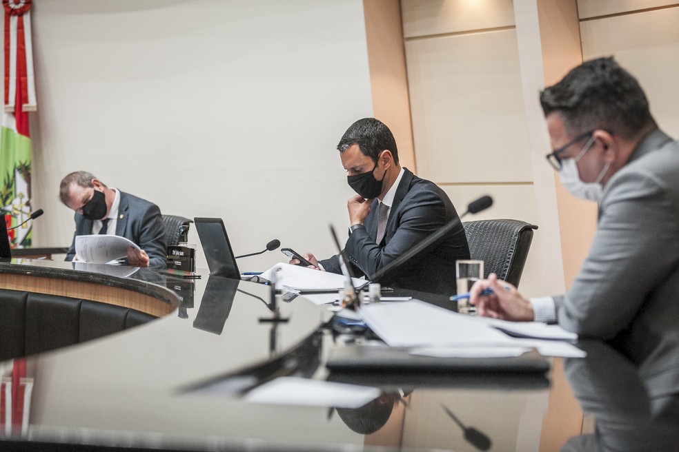 Deputados da comissão especial de impeachment durante leitura e aprovação de relatório — Foto: Bruno Collaço / Agência AL