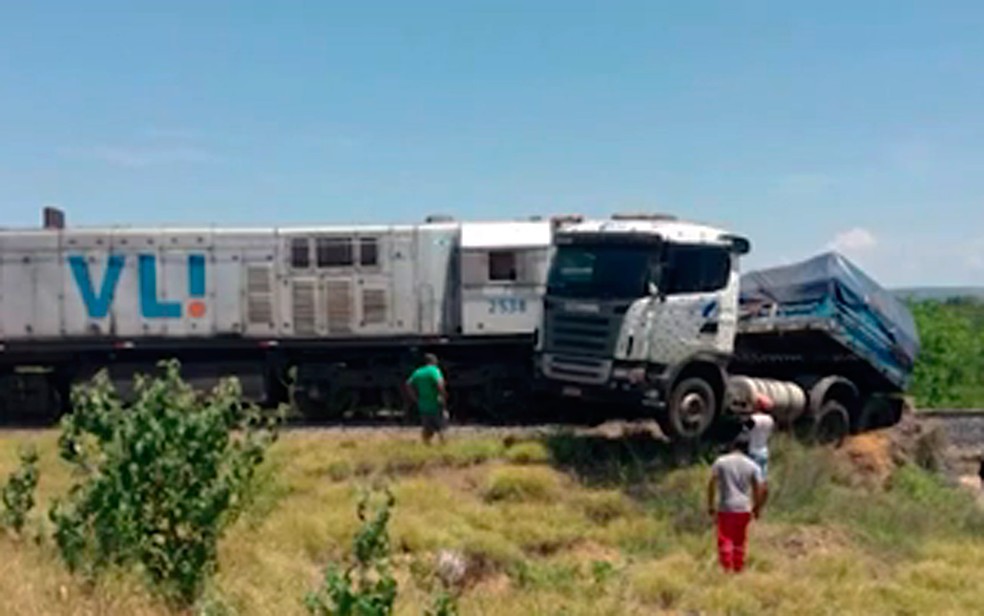 Carreta é atingida por locomotiva em Brumado (Foto: Reprodução/TV Sudoeste)