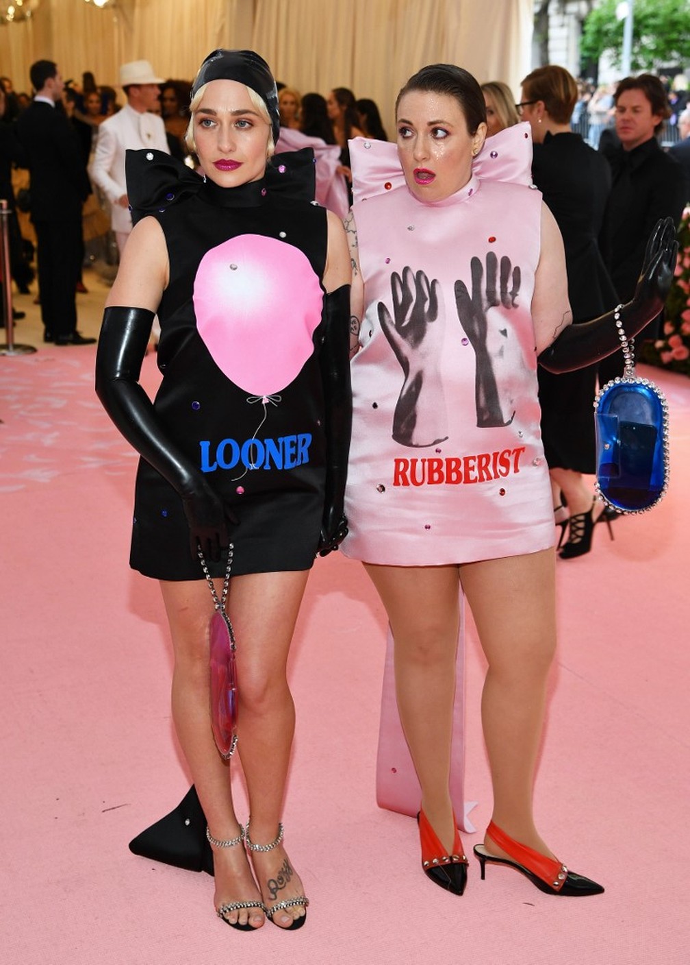 Jemina Kirke (esquerda) e Lena Dunhan no Met Gala 2019 — Foto: Dimitrios Kambouris / GETTY IMAGES NORTH AMERICA / AFP