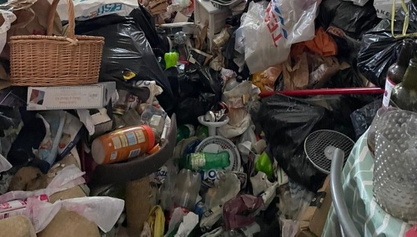 Moradora pede ajuda para limpar a própria casa, a 'mais suja da Grã-Bretanha'