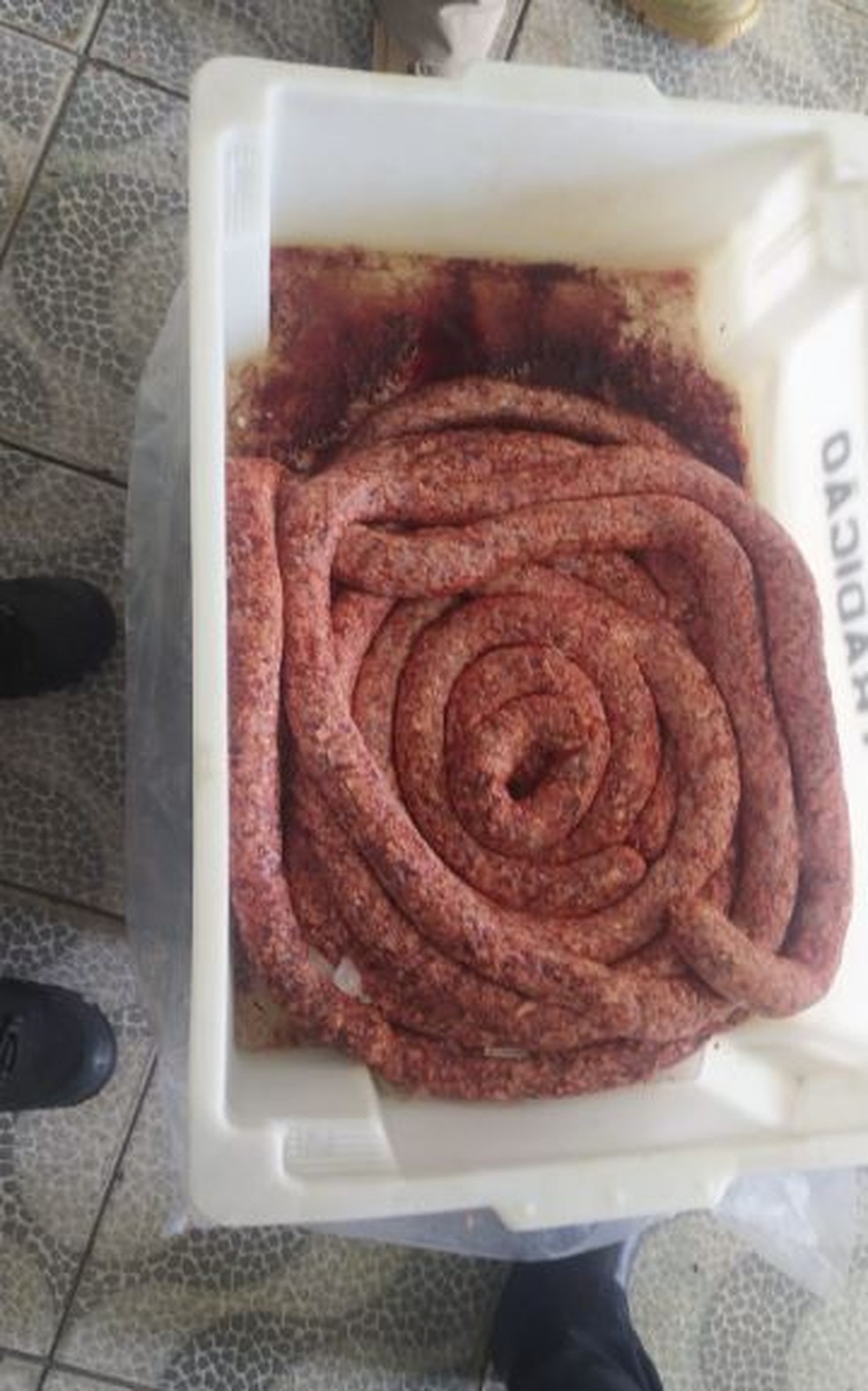 Empresa fabricava linguiça com a carne imprópria para consumo — Foto: Decon/Divulgação