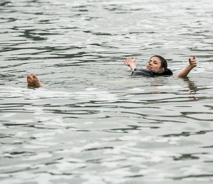 Paula Fernandes relaxa na água depois da aula de wakeboard (Foto: Inácio Moraes/Gshow)