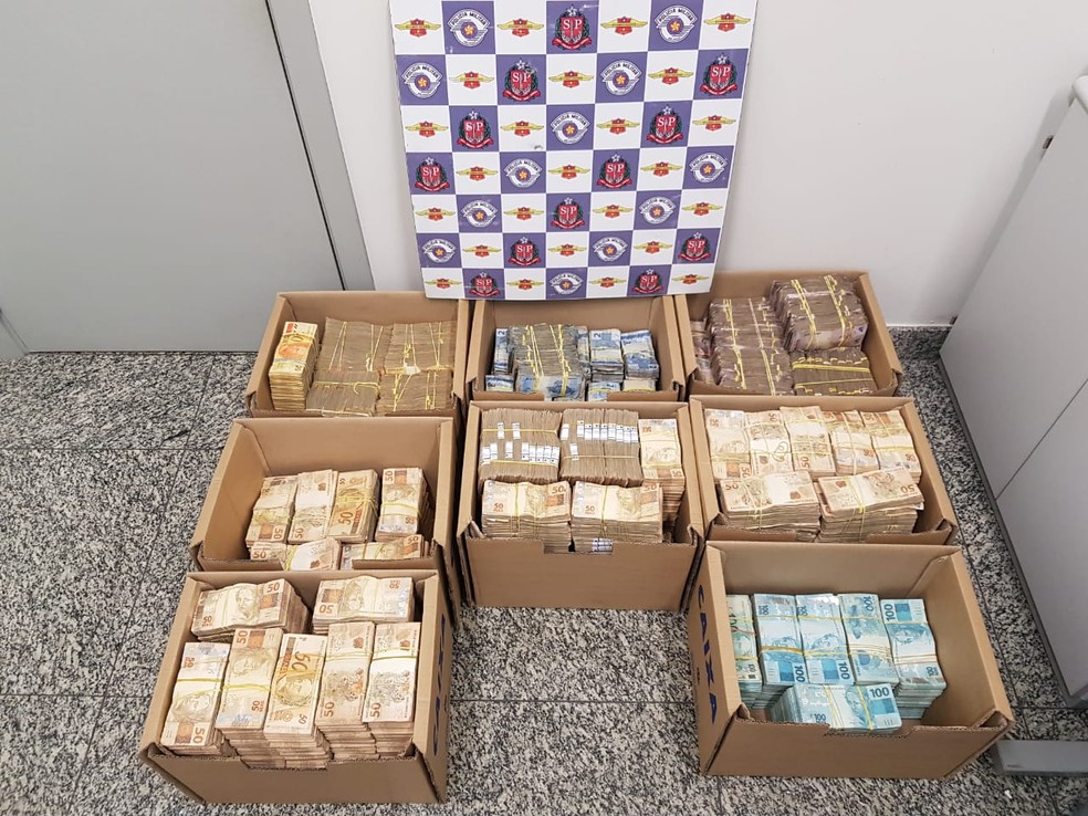 Dinheiro foi localizado dentro de caixas em Jundia&iacute; &mdash; Foto: Pol&iacute;cia Rodovi&aacute;ria/Divulga&ccedil;&atilde;o