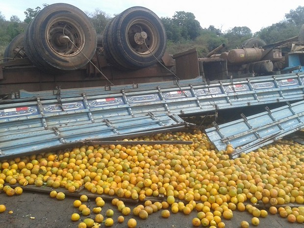 Caminhão carregado de laranja tombou em estrada (Foto: Arquivo Pessoal/ Elvis Ferraz)