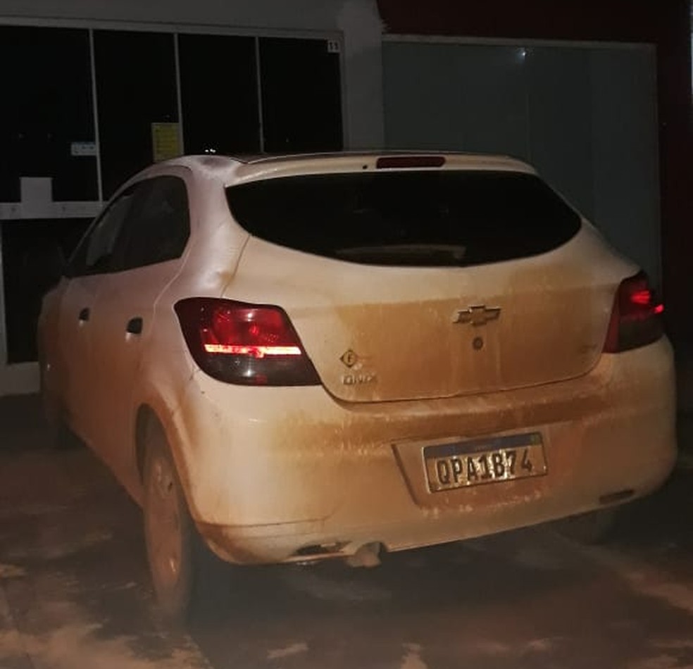 Carro da vítima foi encontrado sujo na garagem de uma casa — Foto: Divulgação