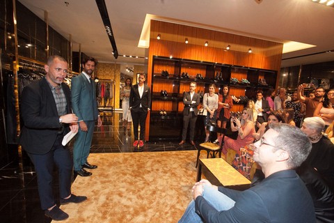 Ricardo Franca Cruz fala sobre o costume masculino na loja da Dolce & Gabbana