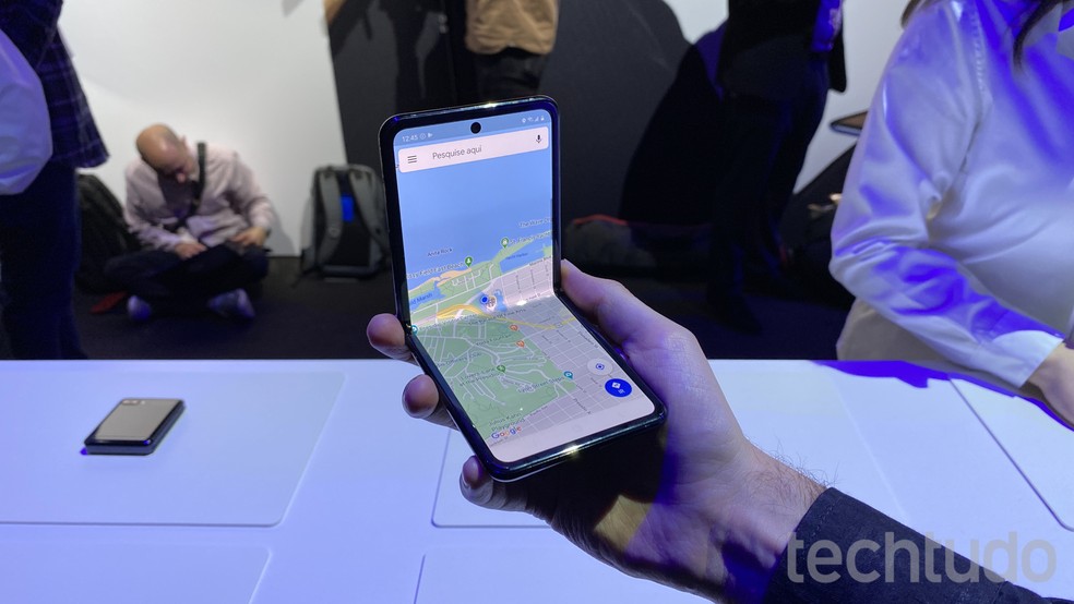 Galaxy Z Flip segue tendência dos dobráveis com flip — Foto: Thássius Veloso/TechTudo
