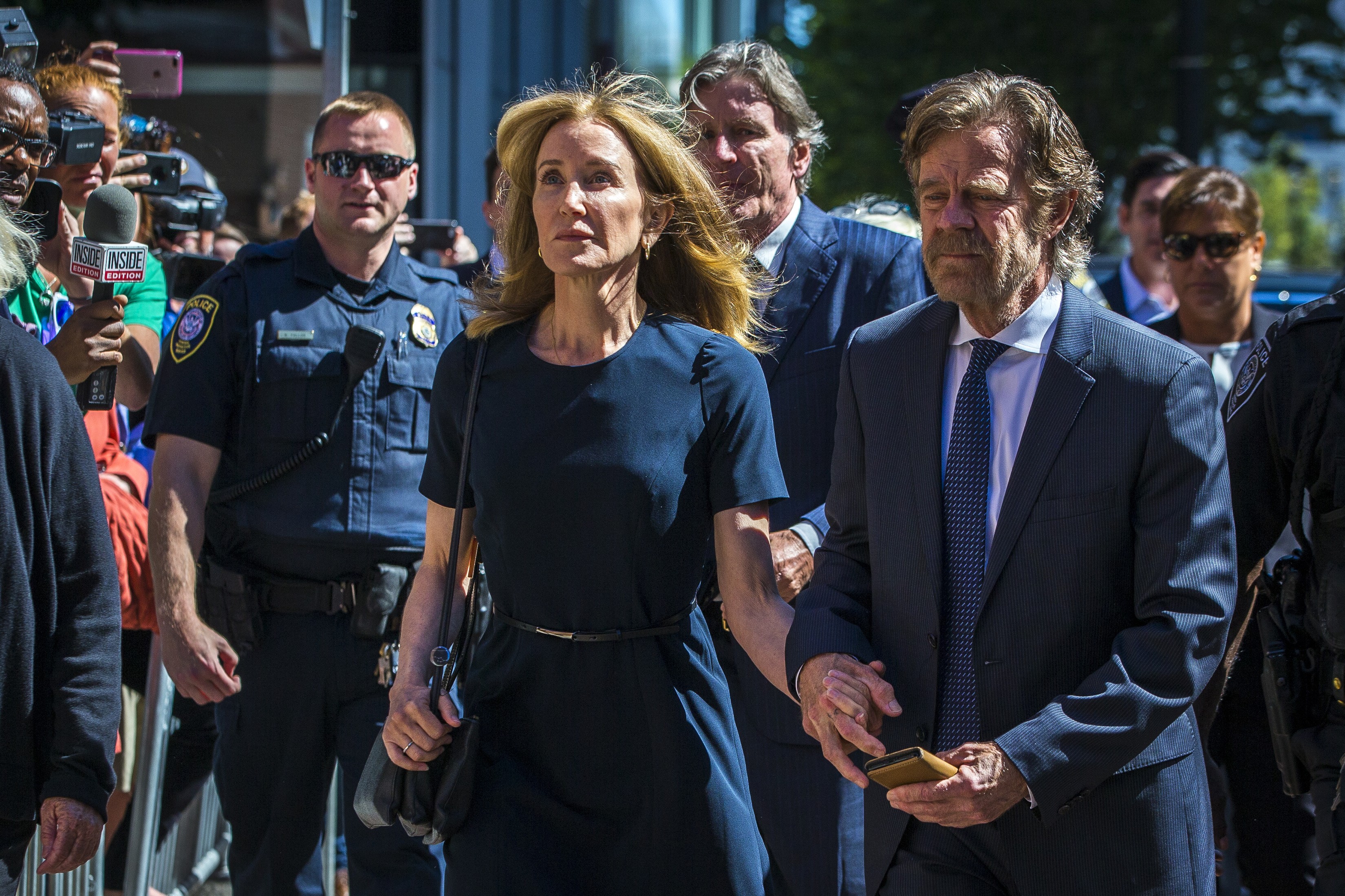 Felicity Huffman e William H Macy na chegada deles ao julgamento em setembro de 2019 que determinou a pena da atriz (Foto: Getty Images)