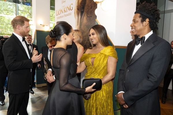 O Príncipe Harry e a atriz e duquesa Meghan Markle interagindo com Beyoncé e Jay-Z no lançamento de O Rei Leão (2019) em Londres (Foto: Getty Images)