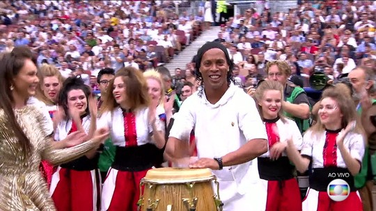 Ronaldinho dá show na percussão na festa de encerramento; veja