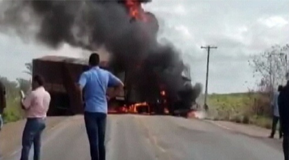 Caminhão pega fogo na PA-150 — Foto: Reprodução/ TV Liberal