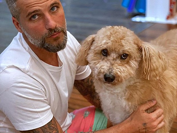 Bruno Gagliasso posa com pet (Foto: Reprodução/Instagram)