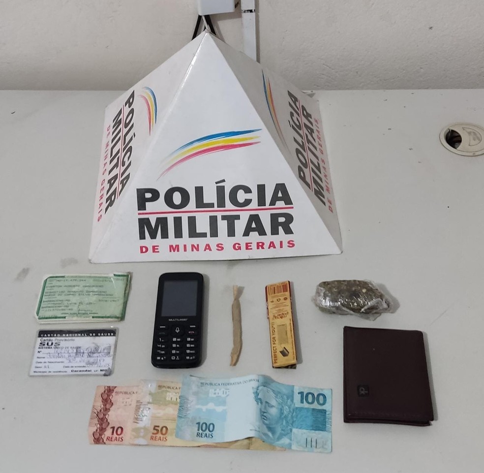 Materiais apreendidos com homem em Carandaí  — Foto: Polícia Militar/Divulgação