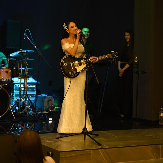 Ana Petkovic canta em seu casamento com Dusan ZdravKovic (Foto: Divulgação)