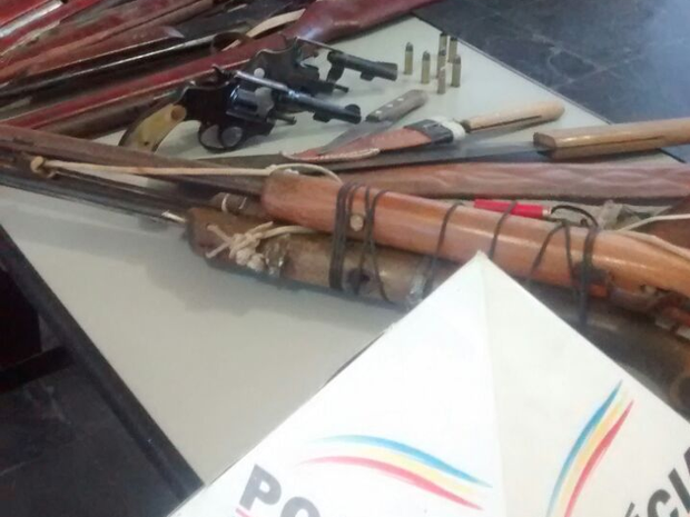 Oito espingardas e dois revólveres apreendidos em Itaobim (MG). (Foto: Divulgação/Polícia Militar)