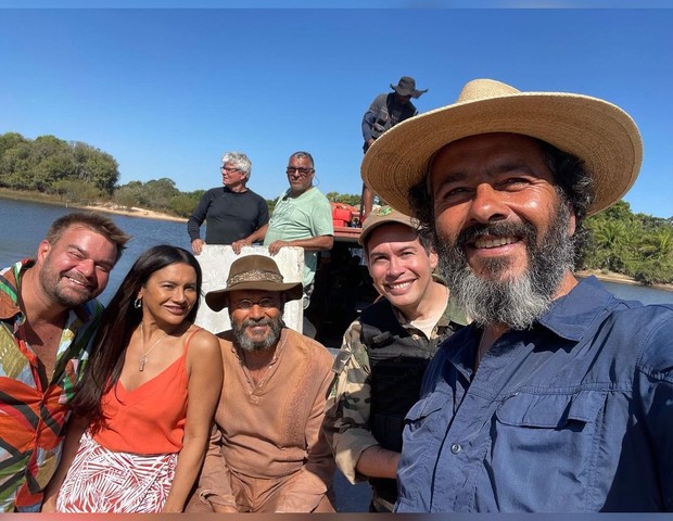 Almir Sater, Dira Paes e Marcos Palmeira com equipe nos bastidores de Pantanal (Foto: Reprodução/Instagram)
