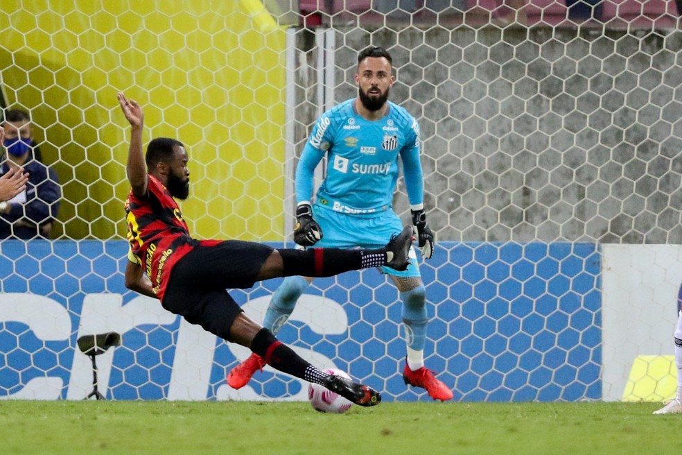 Marcão e Jandrei Sport x Santos — Foto: Marlon Costa / Pernambuco Press