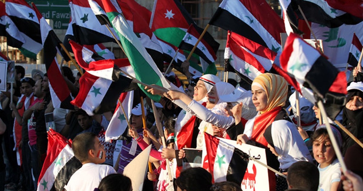 Media, bandiera ribelli issata su ambasciata Siria a Mosca - Notizie Media, bandiera ribelli issata su ambasciata Siria a Mosca - Notizie