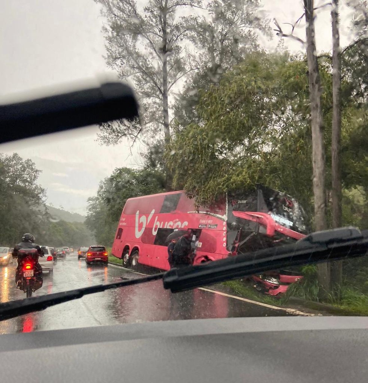  nibus De Viagem Que Bateu Em Carro Na BR 040 Em Juiz De Fora J Foi Retirado Do Local Acidente 