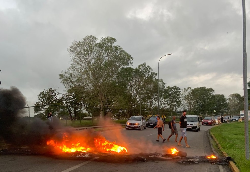 Motoristas por aplicativo realizam protesto na BR-104, nas proximidades do Aeroporto Zumbi dos Palmares — Foto: Arquivo pessoal
