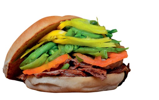 Um sanduíche: O chacarero é feito com pão, carne frita na chapa, pimenta-verde, avocado, tomate, feijão-verde e maionese
