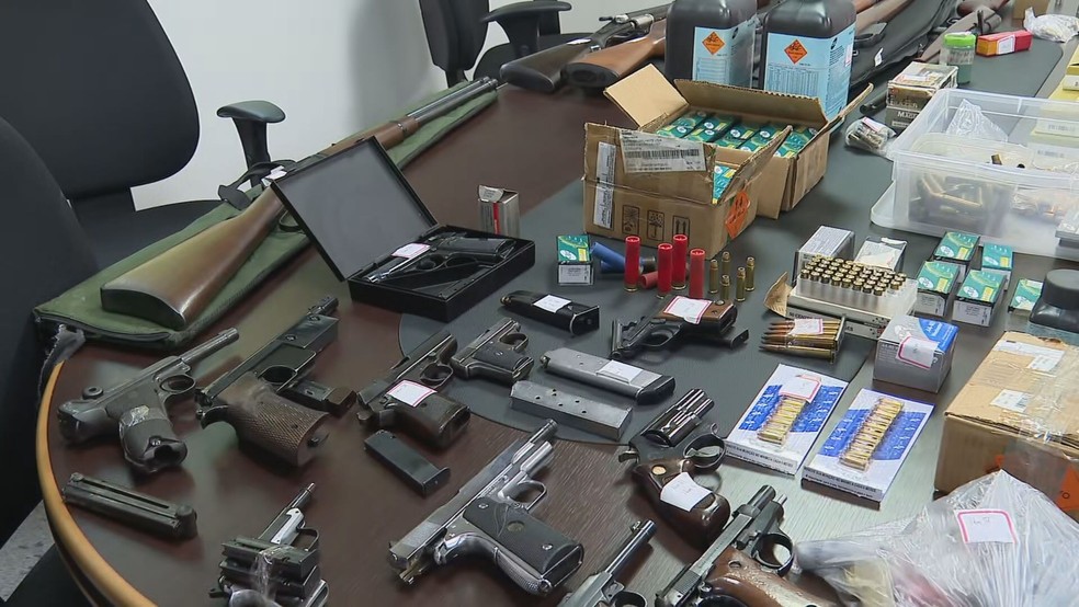 Segundo Polícia Civil, maioria das armas eram irregulares — Foto: TV Globo/Reprodução