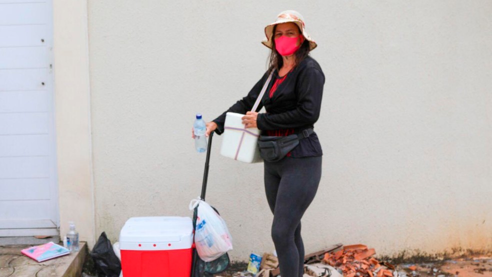 Mãe anda 2 quilômetros por dia para vender paçocas no sinal e sustentar filhos em São Luís — Foto: Neto Cordeiro/G1