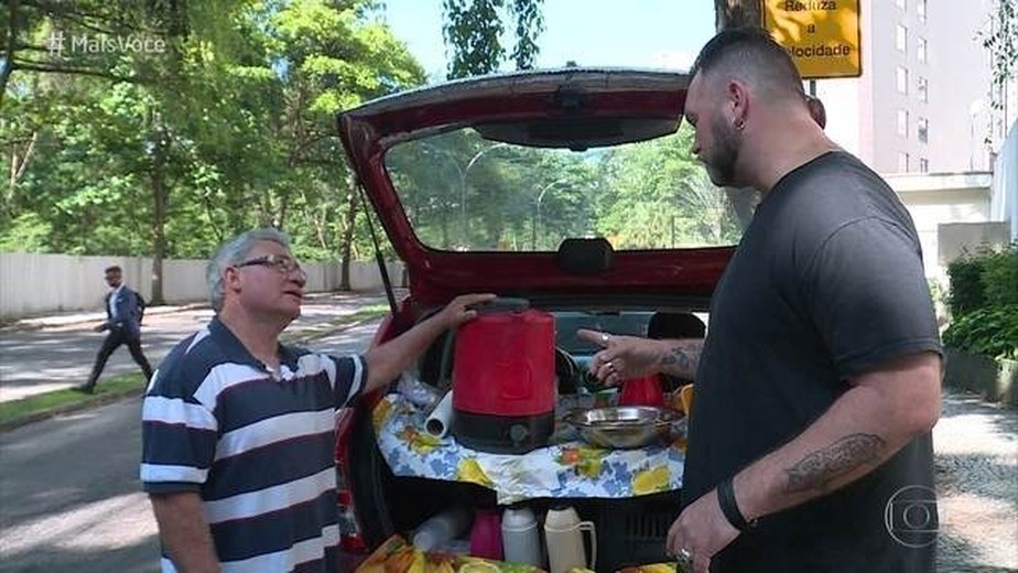 Venda de café da manhã na rua garante o sustento de muita