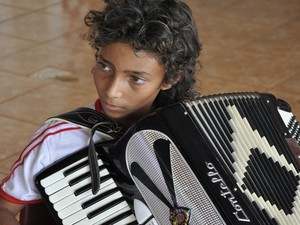 Estudante segue as tradições ciganas e toca acordeon durante eventos na escola, em Itumbiara, Goiás (Foto: Adriano Zago/G1)