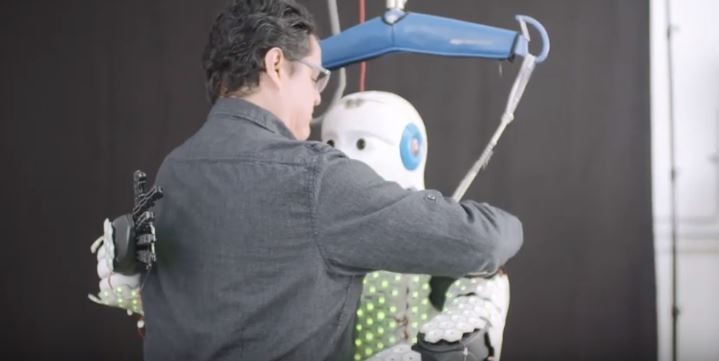 Um abraço do robô  (Foto: Youtube/Universidade Técnica de Munique (TUM)  )