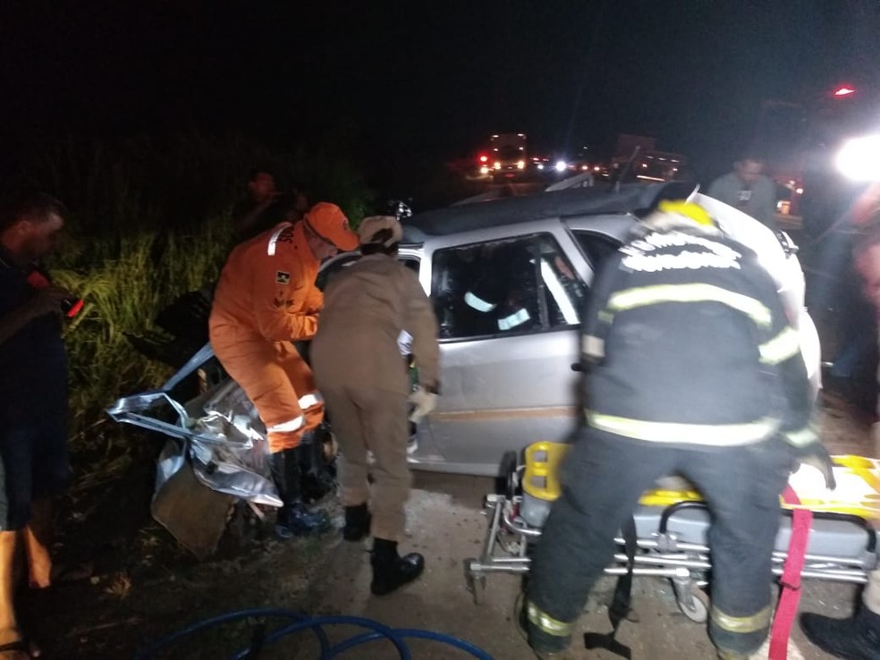 Condutor embriagado ficou preso às ferragens e precisou ser removido do veículo pelos bombeiros.  — Foto: Carlos Alberto Pereira/Arquivo Pessoal
