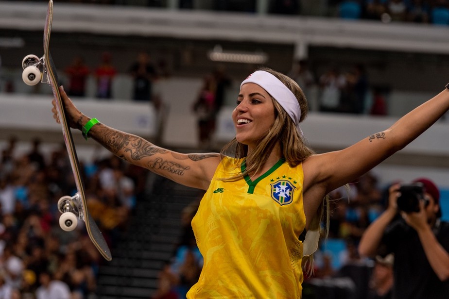 Leticia Bufoni levanta pÃºblico e Ã© vice-campeÃ£ no Mundial de Skate Street. Japonesa de 17 anos Ã© ouro
